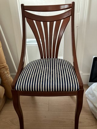 Silla de comedor de madera con tapicería
