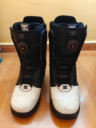 Snowboard Nitro con Fijaciones Drake y Botas DC