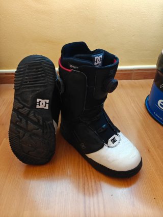 Snowboard Nitro con Fijaciones Drake y Botas DC