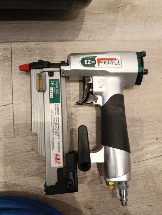 Clavadora Neumática EZ-Fasten Súper 635R