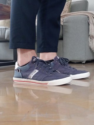 Zapatillas deportivas azules y blancas