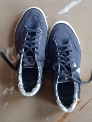 Zapatillas deportivas azules y blancas