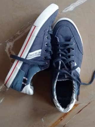 Zapatillas deportivas azules y blancas