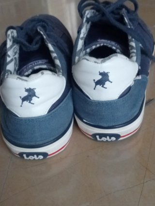 Zapatillas deportivas azules y blancas