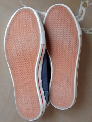 Zapatillas deportivas azules y blancas