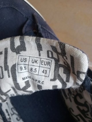 Zapatillas deportivas azules y blancas