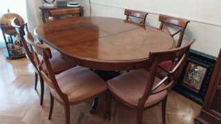 Mesa de comedor clásica de madera
