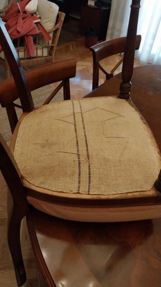 Mesa de comedor clásica de madera