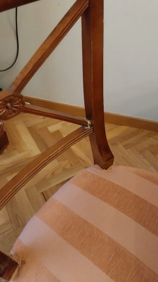 Mesa de comedor clásica de madera