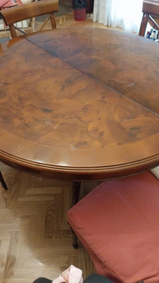 Mesa de comedor clásica de madera