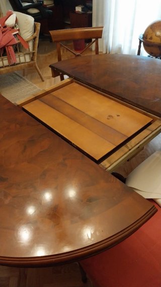 Mesa de comedor clásica de madera