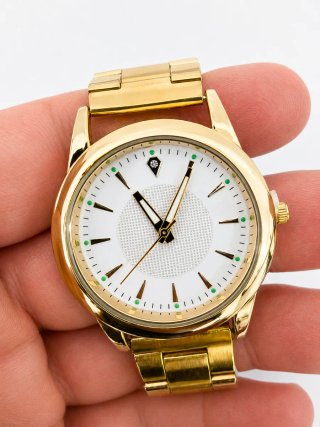 Reloj con pulsera dorada y esfera blanca