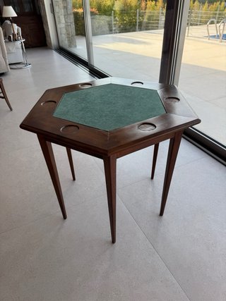 Mesa de juego antigua de madera