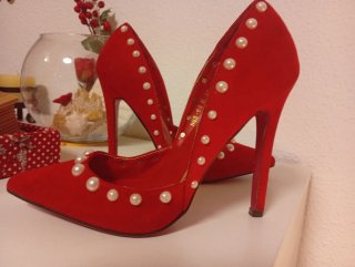 Zapatos de tacón rojos con perlas
