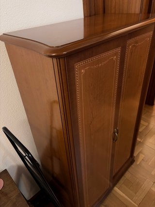 Armario pequeño clásico de madera