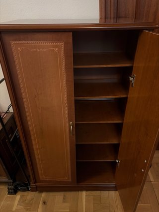 Armario pequeño clásico de madera