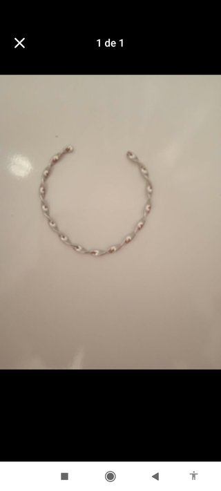 Pulsera plateada con diseño retorcido
