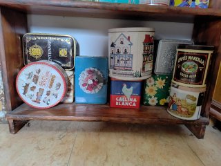 Lote de 60 latas antiguas decorativas.