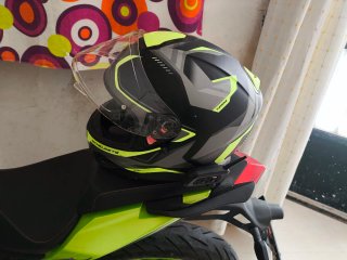 Moto Naked Verde y Negra
