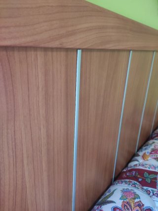 Cabecero y mesillas cerezo detalle plateado