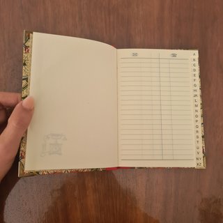 Cuaderno con diseño floral y escudo