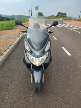 Suzuki Burgman 125 gris oscuro.