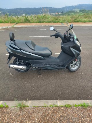 Suzuki Burgman 125 gris oscuro.