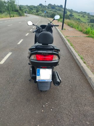 Suzuki Burgman 125 gris oscuro.