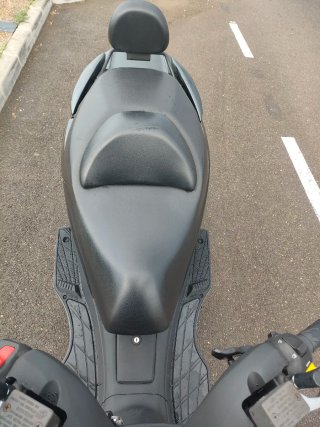 Suzuki Burgman 125 gris oscuro.
