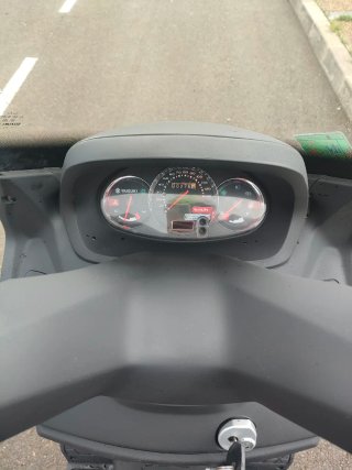 Suzuki Burgman 125 gris oscuro.