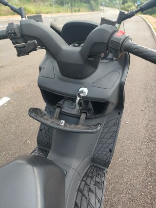Suzuki Burgman 125 gris oscuro.