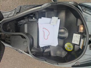 Suzuki Burgman 125 gris oscuro.