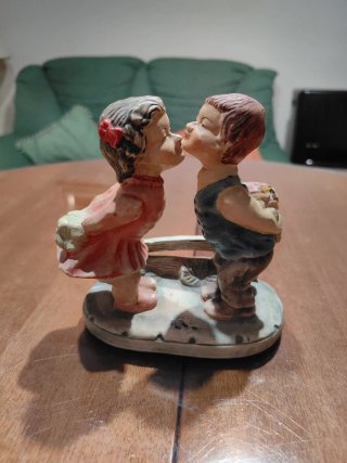 Figura de resina de pareja besándose