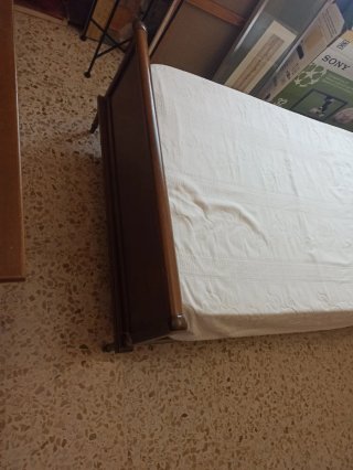 Cama individual clásica de madera
