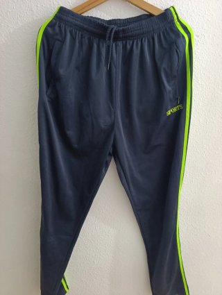 Chaqueta deportiva azul y verde