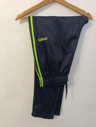 Chaqueta deportiva azul y verde