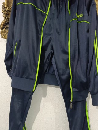 Chaqueta deportiva azul y verde