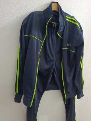Chaqueta deportiva azul y verde