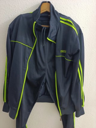 Chaqueta deportiva azul y verde