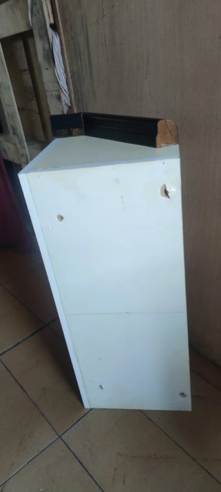 Estantería esquinera blanca