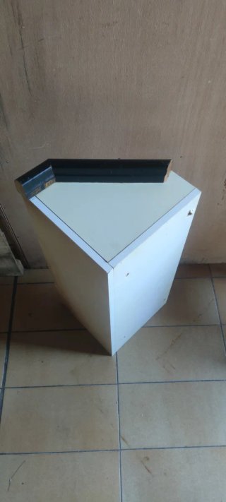 Estantería esquinera blanca