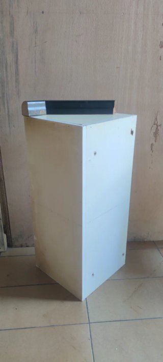Estantería esquinera blanca