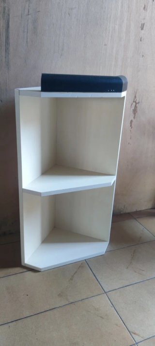 Estantería esquinera blanca