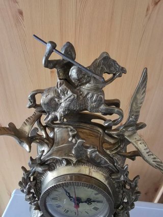 Reloj de sobremesa de bronce antiguo