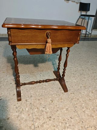 Costurero de madera con cajón y llave