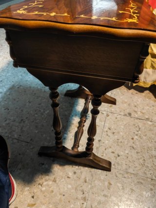 Costurero de madera con cajón y llave