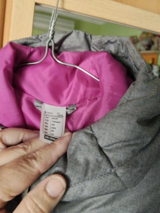 Chaqueta acolchada gris invierno