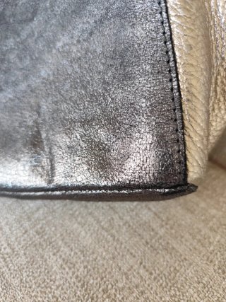 Bolso de cuero bicolor plateado