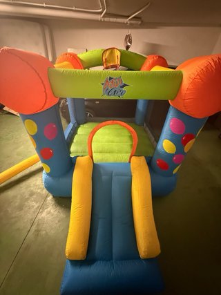 Castillo hinchable infantil con tobogán