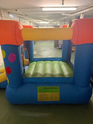 Castillo hinchable infantil con tobogán